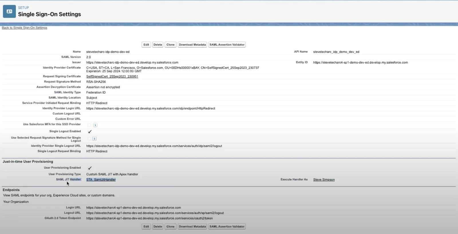 Skærmbillede: indstillingerne for single sign-on i Salesforce med just-in-time-provisionering af brugere slået til og en brugerdefineret SAML JIT-handlerklasse
