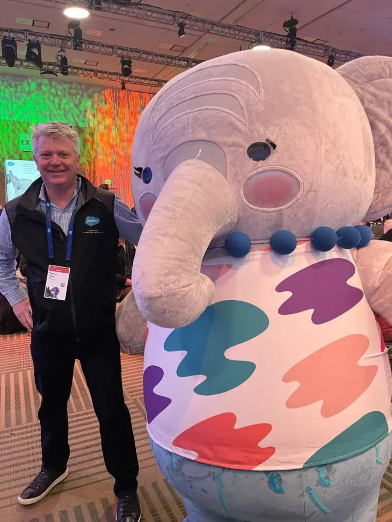 Steve Simpson med Ruth, Salesforce Architects' elefantmaskot, ved et Salesforce-arrangement